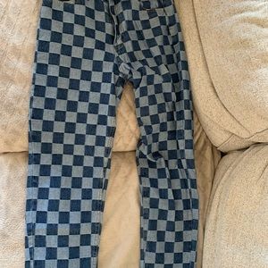 High-waisted checkered straight jeans.